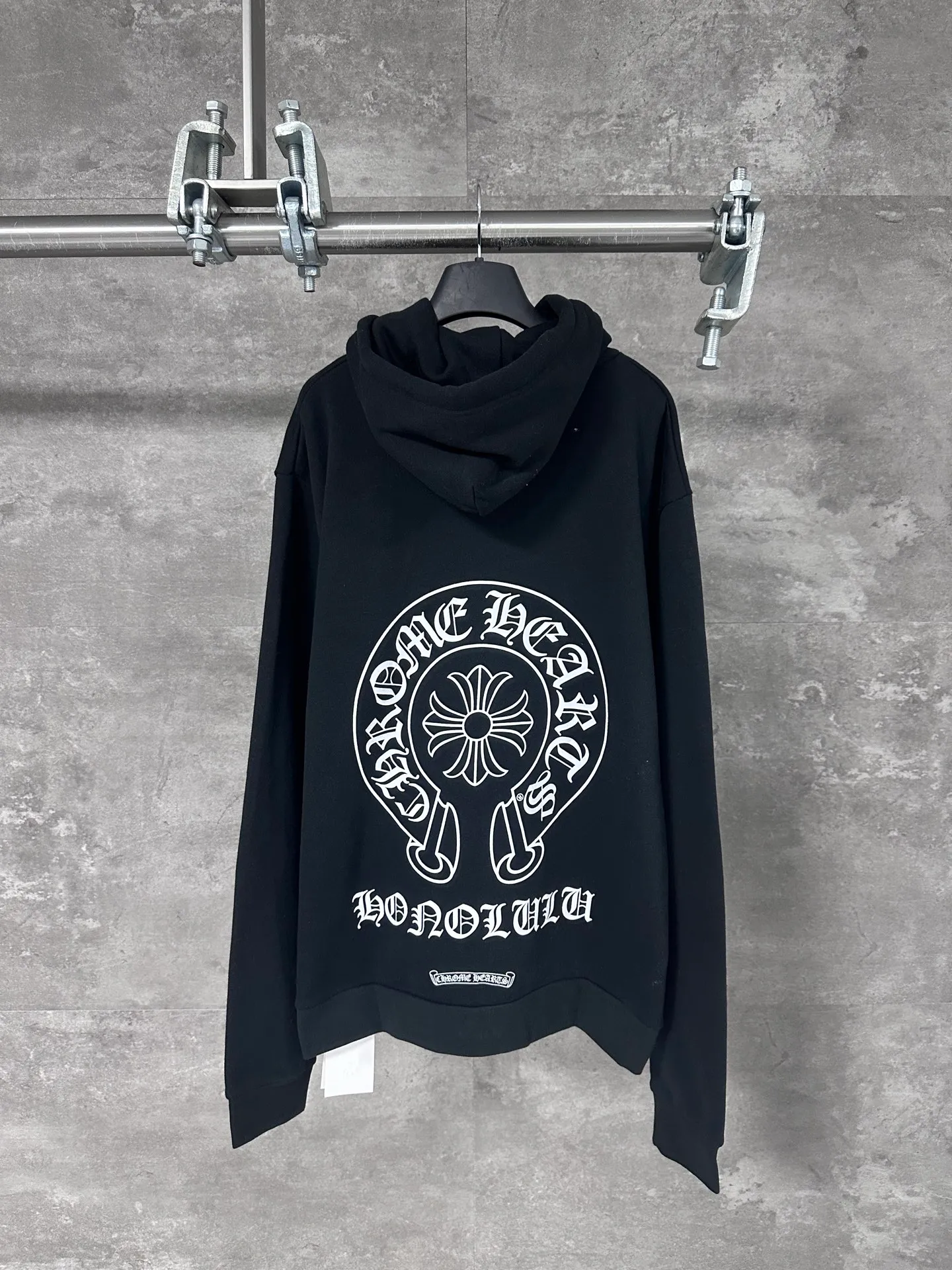 P350 💰 Chrome Hearte/Chrome Heart Sanskrit letter rattan flower cross horseshoe hooded zipper sweatshirt jacket 25SS New York City limited zipper hooded sweatshirt The fabric is made of 420g thin velvet coarse fish scale fabric. The printing is based on the original version with hand glue printing. The finished product is brushed and washed to shape. It feels very good. Real antique silver chain head (focus: zipper puller is sprayed with silver to make it old) size: S M L